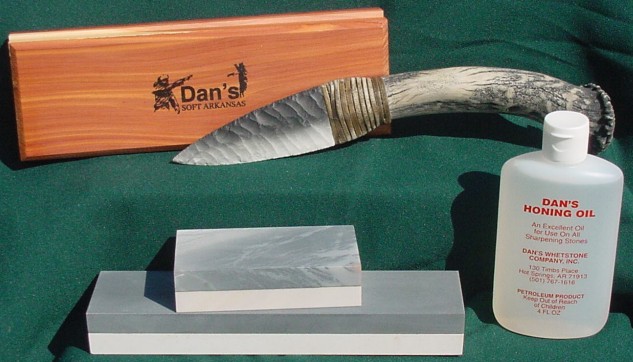 Dan's Whetstone Translucent Extra-Fine Bench Stone in Wooden Box (8 x 2 x  1/2) - KnifeCenter - TAB-82-C - Discontinued